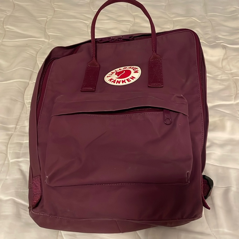FJALLRAVEN Kanken deep pink pack -zippers work and there are a few minor marks